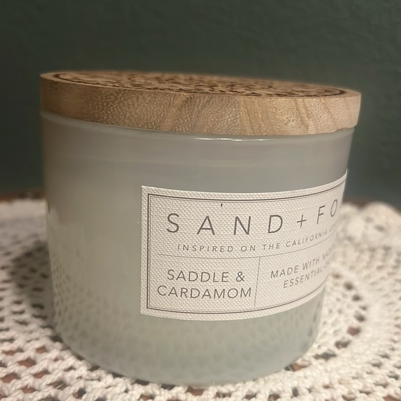 Saddle & Cardamom Scented Candle - Picture 9 of 13